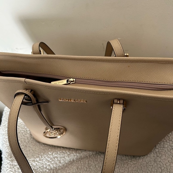 Michael Kors Jet Set Top Zip Tote - Picture 9 of 11
